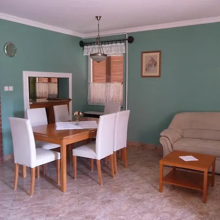 Edina Apartment